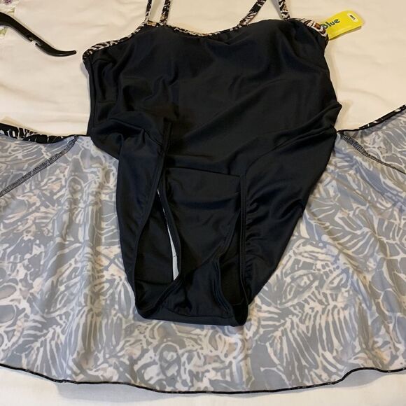 DeepBlue Size 18W black one piece swimwear with built on skirt cover - Picture 3 of 8